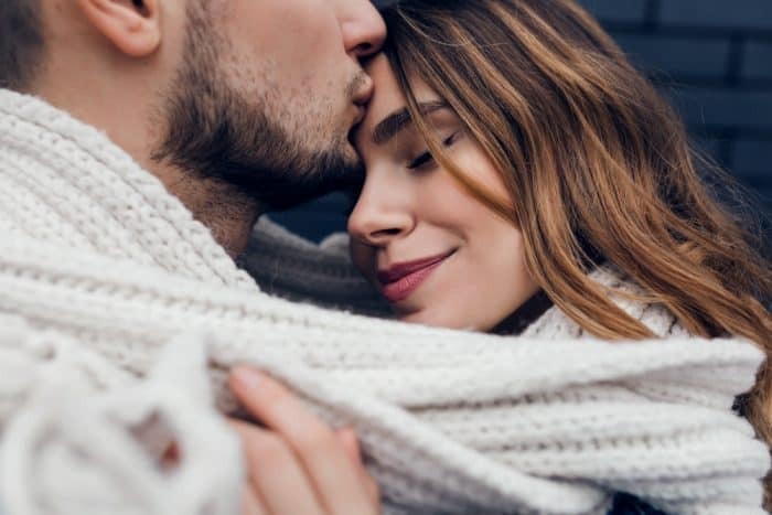 9 powerful meanings of the kiss on the forehead