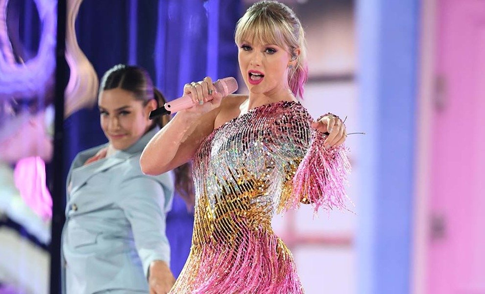 Has Taylor Swift plagiarized Beyonce in her last performance?
